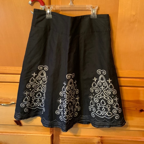 NWOT connection 18 black skirt with appliqué. Size medium. - Picture 1 of 12
